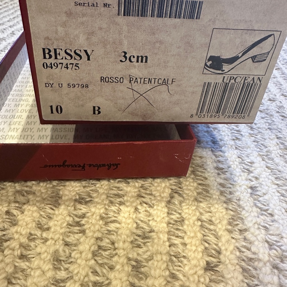 Patent red FERRAGAMO low heel, size 10 - Picture 5 of 5